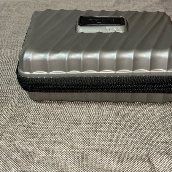 TUMI FOR DELTA HARDSHELL ZIPPERED AMENITY CASE - Picture 2 of 8